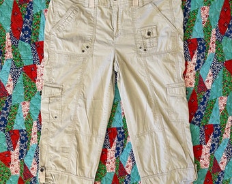 Size M Vintage Y2K Style & Co Cargo Capris Mid Rise Pants Light Khaki Off White Pockets Cotton Utility Gorp Gorpcore Grunge Tactical 2000s
