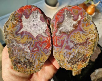 Rara coppia di uova di agata turca: esposizione di cristalli rossi e gialli lucidi