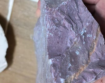 Giada viola turca grezza, giadeite, campione di Turkiyenit, pietra lapidaria