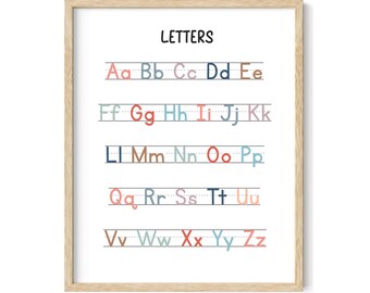 Puede incluir: Un gráfico de alfabeto imprimible con las letras A a la Z en una fuente manuscrita colorida. Cada letra está en una línea separada con una línea punteada debajo para trazar.