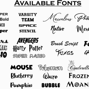 Op de afbeelding: Een grafische afbeelding die een verscheidenheid aan lettertypen laat zien, waaronder Cowboys, Impact, Star Jedi, Call of Duty, Daredevil, Batman, Spiderman, Copper, Arial Bold, Bronco, Cooper, Varsity, Team, Space, Stencil, Cars, Comic, Dino, Avengers, Harry Potter, Super Mario, Mouse, Blueberry, Pumpkin, Pokemon, Walto, Bubble, Cinderella, Frozen, Moana, Marvelous, Photograph, Adelia, Native, Mercirful, Saithik, Brush Script, Forte, Sangharia, Texas, Grizzly en Chiller.