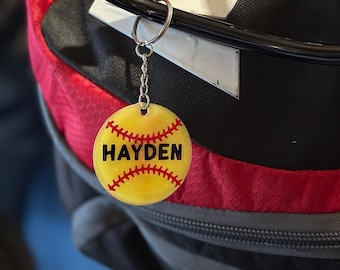 Etiqueta para bolso de softbol, etiqueta con nombre con temática de softbol, etiquetas con nombre personalizadas para mochilas, llavero de softbol, llavero para bolso de softbol, etiqueta para bolso personalizada