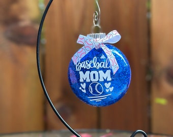 Ornamento natalizio glitterato personalizzato per mamma di baseball