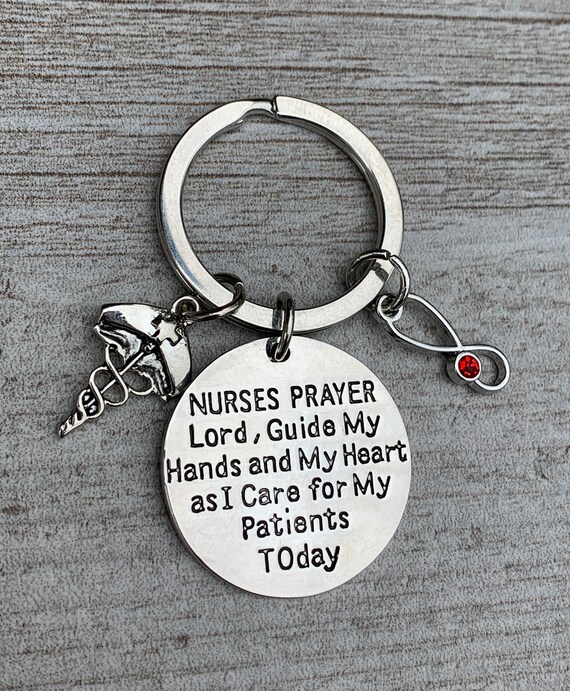 Portachiavi di preghiera infermieristica personalizzata con ciondolo della  pietra portafortuna, gioielli infermieristici, apprezzamento dell'infermiera,  regalo per infermiera, portachiavi infermiera, portachiavi RN -  Italia