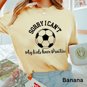 Mamá de fútbol, lo siento, no puedo, mis hijos tienen práctica. Camiseta de mamá de fútbol, regalos para mamá, camiseta de mamá linda, camiseta de fútbol, regalo de mamá, camiseta de fútbol linda