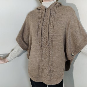 poncho dames met capuchon, gebreide trui met capuchon, warme capuchontrui, gebreide hoodietop, bruine zwangere poncho, gezellige fawn poncho, winteroutfit