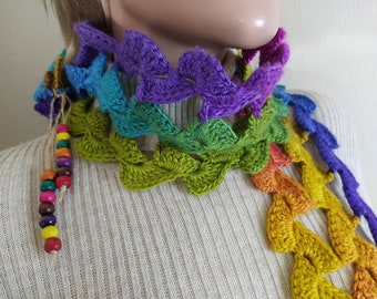 sciarpa colorata all'uncinetto, collana arcobaleno a maglia, sciarpa a collo lariat boho, sciarpa di perline a maglia, collana di lana da donna, sciarpa accogliente a maglia