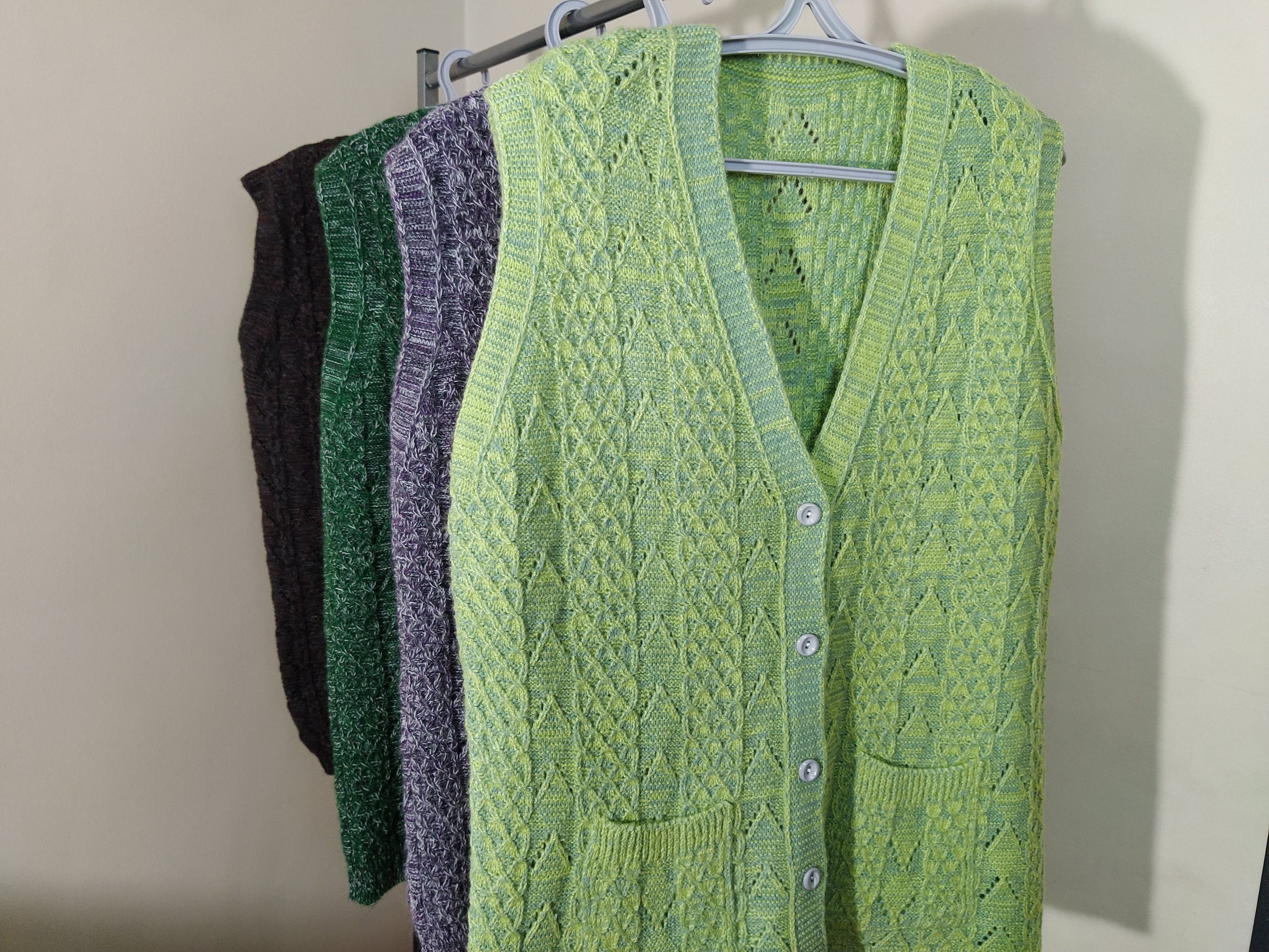 colorQuant Women Knit Vest, Large Sleeveless Cardigan, Handknit Casual Waistcoat, Button Open Sweater, Warm V-Neck Jacket, Mother Granny Knitwear