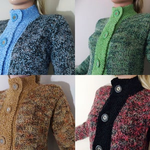 Puede incluir: Cuatro variaciones de color diferentes de un cárdigan de punto con cuello alto y cierre de botones. El cárdigan está hecho de un hilo texturizado con un patrón moteado. Los colores son azul, verde, marrón y rojo.