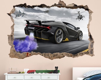 Peut inclure: Une voiture de sport noire avec des accents jaunes fonce à travers un mur fissuré, laissant une traînée de fumée violette. Deux avions de chasse et un hélicoptère volent au-dessus dans le ciel nuageux.