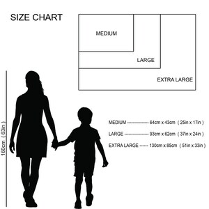 Peut inclure: Un tableau des tailles avec des mesures en centim&egrave;tres et en pouces. Le tableau indique trois tailles : Medium (64cm x 43cm), Large (93cm x 62cm) et Extra Large (130cm x 85cm). Des silhouettes d'une personne et d'un enfant sont incluses.