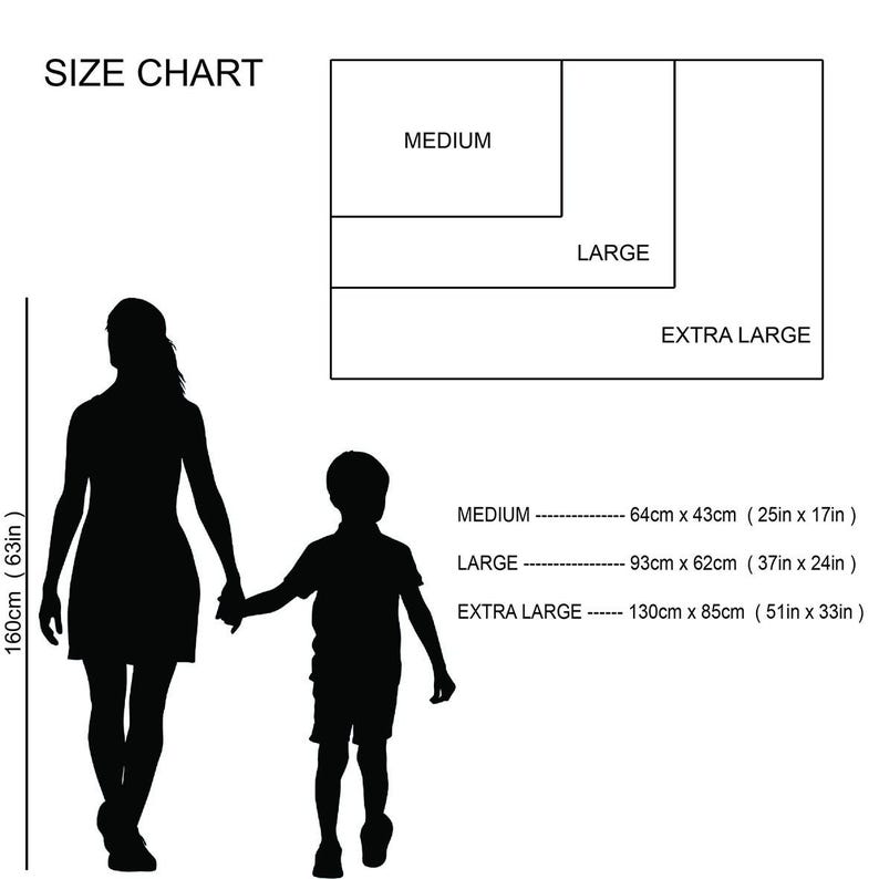 Peut inclure: Un tableau des tailles avec des mesures en centim&egrave;tres et en pouces. Le tableau indique trois tailles : Medium (64cm x 43cm), Large (93cm x 62cm) et Extra Large (130cm x 85cm). Des silhouettes d'une personne et d'un enfant sont incluses.