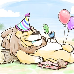 Pu&ograve; includere: Illustrazione di un leone dei cartoni animati con un cappello da festa, sdraiato su un tronco, con un piccolo uccellino blu e palloncini. Una scatola di pizza con una fetta di pizza &egrave; vicina. Lo sfondo presenta un cielo blu e erba verde.