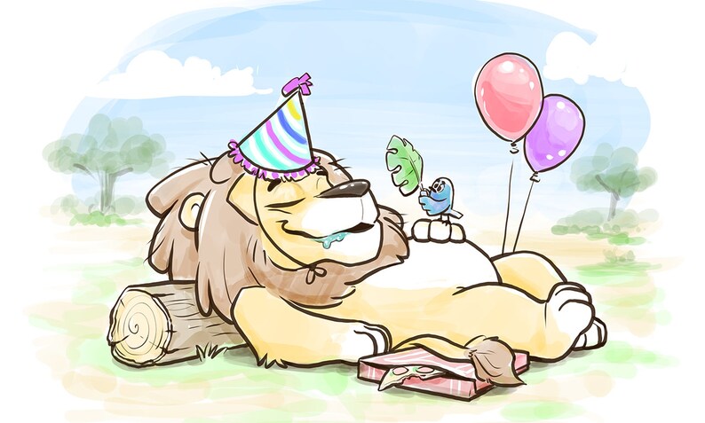 Pu&ograve; includere: Illustrazione di un leone dei cartoni animati con un cappello da festa, sdraiato su un tronco, con un piccolo uccellino blu e palloncini. Una scatola di pizza con una fetta di pizza &egrave; vicina. Lo sfondo presenta un cielo blu e erba verde.