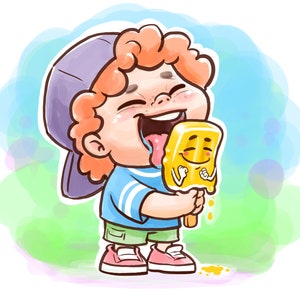 Pu&ograve; includere: Illustrazione di un cartone animato di un bambino che si gode un ghiacciolo giallo. Il bambino, con i capelli rossi ricci e un berretto viola, ride con la lingua di fuori. Il ghiacciolo ha una faccia sorridente. Lo sfondo &egrave; un acquerello blu e verde.