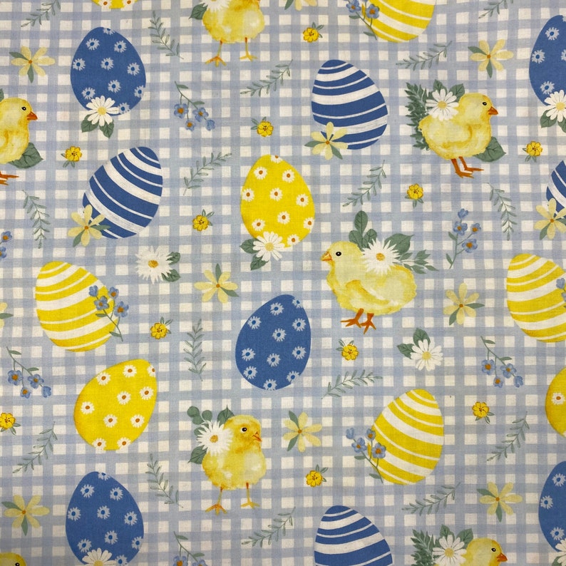 Puede incluir: Una tela de vichy azul y blanca con un patr&oacute;n repetitivo de pollitos amarillos, huevos azules y amarillos y flores amarillas.