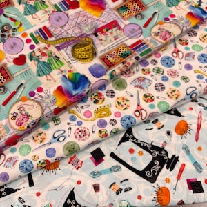 Könnte beinhalten: Nahaufnahme von drei verschiedenen Stoffen mit Näh-Motiven. Die Stoffe zeigen Bilder von Nähmaschinen, Scheren, Garnrollen, Knöpfen und Vintage-Illustrationen. Farben sind Hellblau, Weiß, Rosa und Gelb.