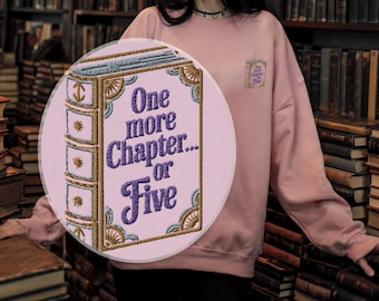 Pull livresque One More Chapter | Sweat-shirt brodé rose | Pull livresque pour les lecteurs et les amoureux des livres | Marchandises pour les amoureux des livres | Cadeau livresques