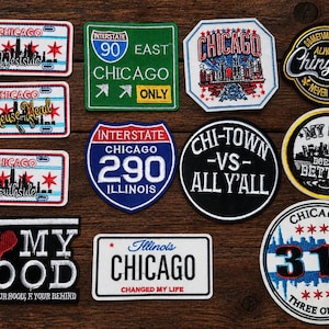 Könnte beinhalten: Eine Sammlung von zwölf bestickten Aufnähern mit Chicago-Motiven, darunter Autobahnschilder, Stadtsilhouetten und Text-Slogans wie Chi-Town vs All Y'all, I Love My Hood und 312, in verschiedenen Formen und Farben ausgeführt.