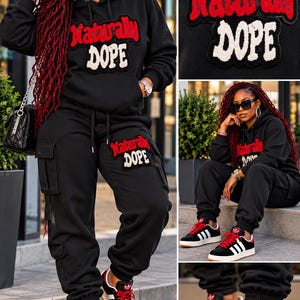 Puede incluir: Una sudadera negra con capucha y pantalones de chándal cargo a juego con el texto Naturally DOPE en letras bordadas rojas y blancas. El conjunto se combina con zapatillas negras, blancas y rojas con suelas blancas y cordones rojos.