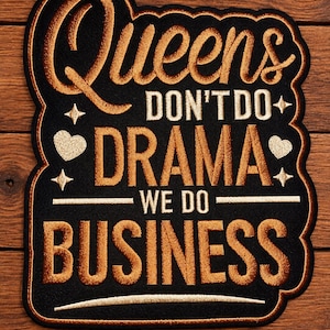 Peut inclure: Un écusson brodé noir avec le texte doré "Queens DON'T DO DRAMA WE DO BUSINESS" accompagné de petits cœurs et étoiles dorés. L'écusson présente une bordure noire épaisse et une finition texturée, avec les lettres en relief sur le fond.