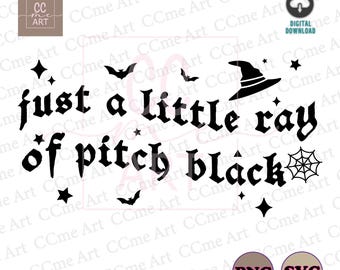 Puede incluir: Gráfico digital en blanco y negro con el texto "just a little ray of pitch black". El diseño incluye murciélagos, estrellas, un sombrero de bruja y una telaraña. Incluye formatos de archivo PNG y SVG.