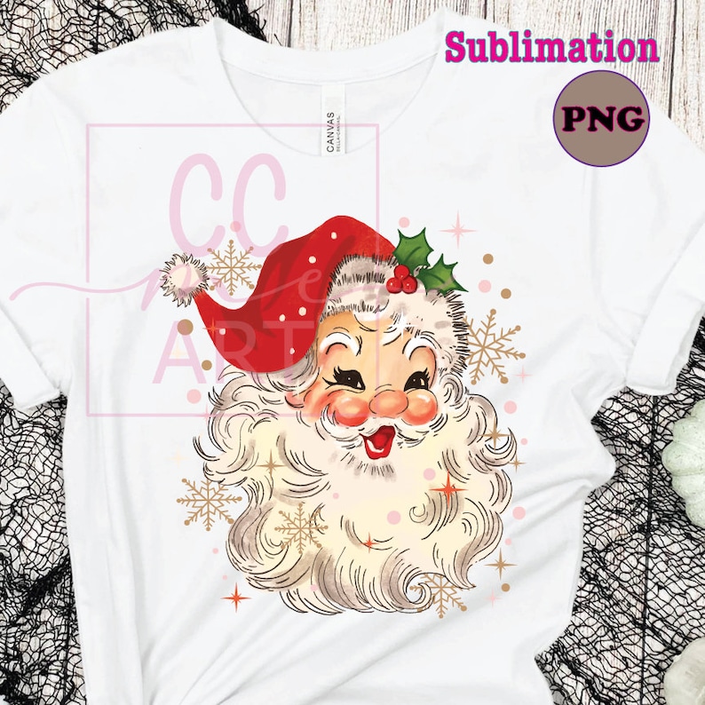 Pu&ograve; includere: Un'illustrazione in stile vintage del viso di Babbo Natale con un cappello rosso, una barba bianca e guance rosate. L'immagine &egrave; circondata da fiocchi di neve dorati e glitter rosa e dorati.