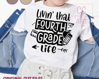 Peut inclure: Un t-shirt blanc avec du texte noir qui dit "Livin' that FOURTH GRADE life" avec un crayon, une pomme et un avion en papier.
