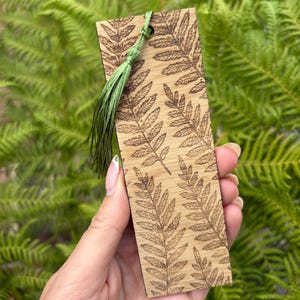 Wooden Bookmark with Fern Design for Nature Lovers – Engraved Bookmark with Tassel, Eco-Friendly Gift for Readers, Botanical Book Accessory