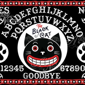 Op de afbeelding: Een zwart-wit Ouija-bord met een zwarte kat illustratie in het midden. Het bord heeft de letters van het alfabet, de nummers 1-9 en 0, de woorden "YES", "NO" en "GOODBYE", en twee potafdrukken.