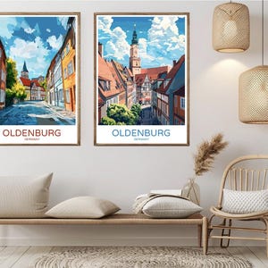 Può includere: Due poster di viaggio in stile vintage con un'illustrazione colorata della città di Oldenburg, in Germania. I poster hanno un bordo blu e bianco e il testo "Oldenburg, Germania" è stampato in basso.
