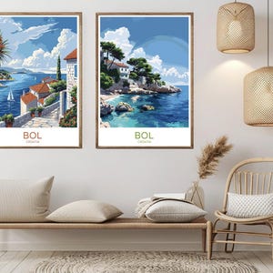 Könnte beinhalten: Zwei gerahmte Drucke einer Küstenszene mit einem Dorf und blauem Wasser. Die Drucke sind mit "Bol, Kroatien" betitelt.