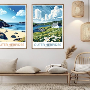 Puede incluir: Dos impresiones enmarcadas de las Hébridas Exteriores, Escocia. La impresión de la izquierda muestra una playa con rocas y un océano azul. La impresión de la derecha muestra una cabaña blanca en una colina verde con un cielo azul y nubes blancas.