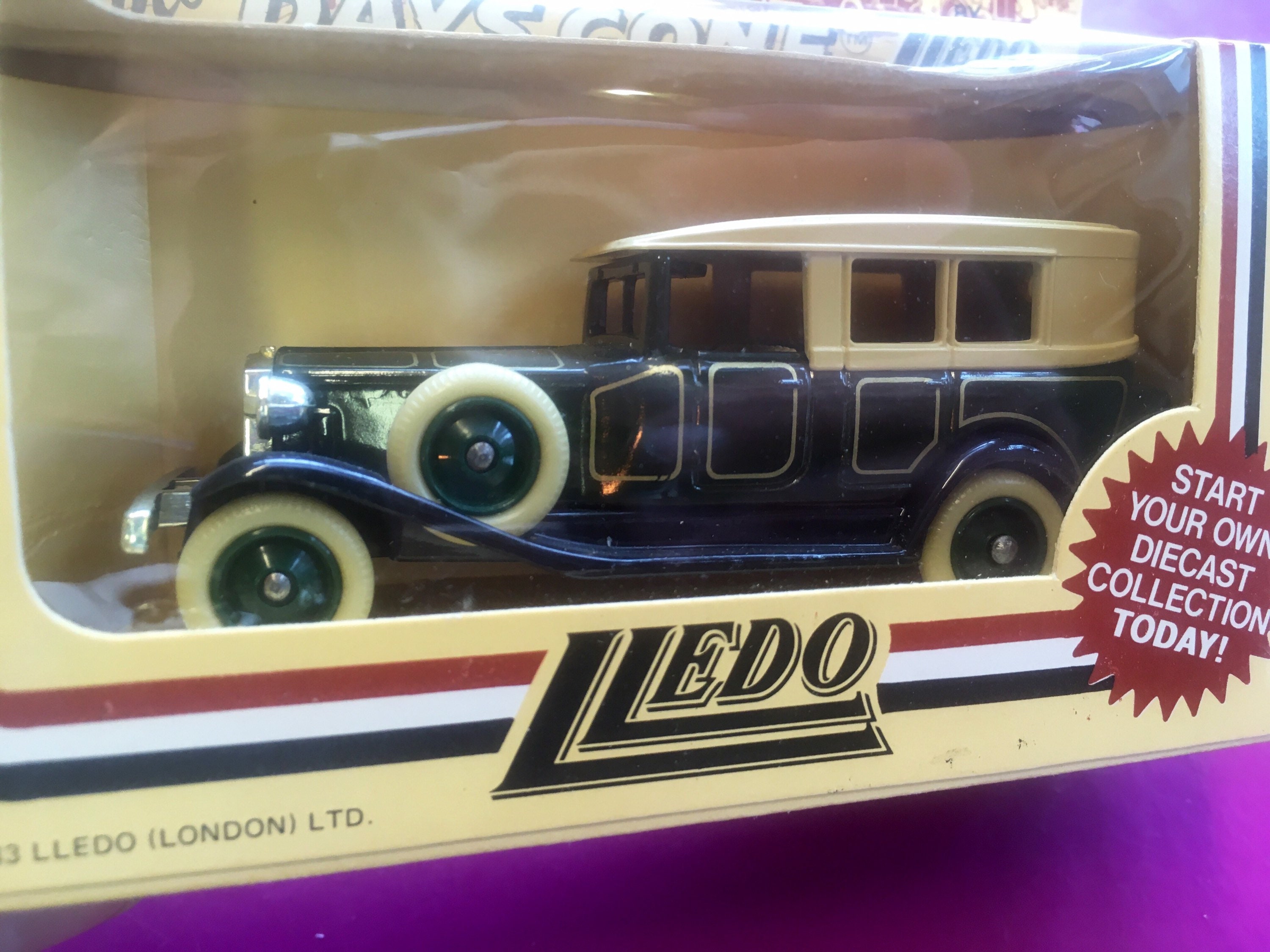 Lledo Days Gone Chevron Replica die-cast cars Lledo Made in México
