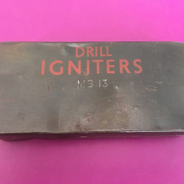 An interesting wartime tin marked drill igniters mb13, ideal as a storage pot, shelf decor, militaria gift, man cave gift, retro pencil case