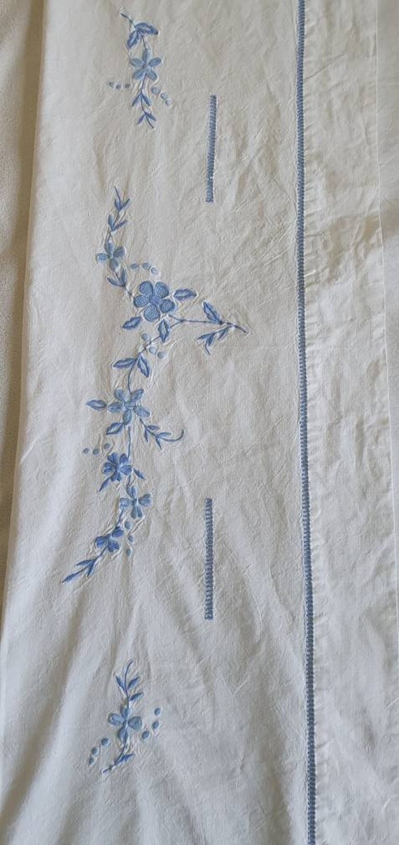 Double Feuille Plate en Métis avec Échelle Bleue et Un Design Floral Bleu Brodé, Vintage Français