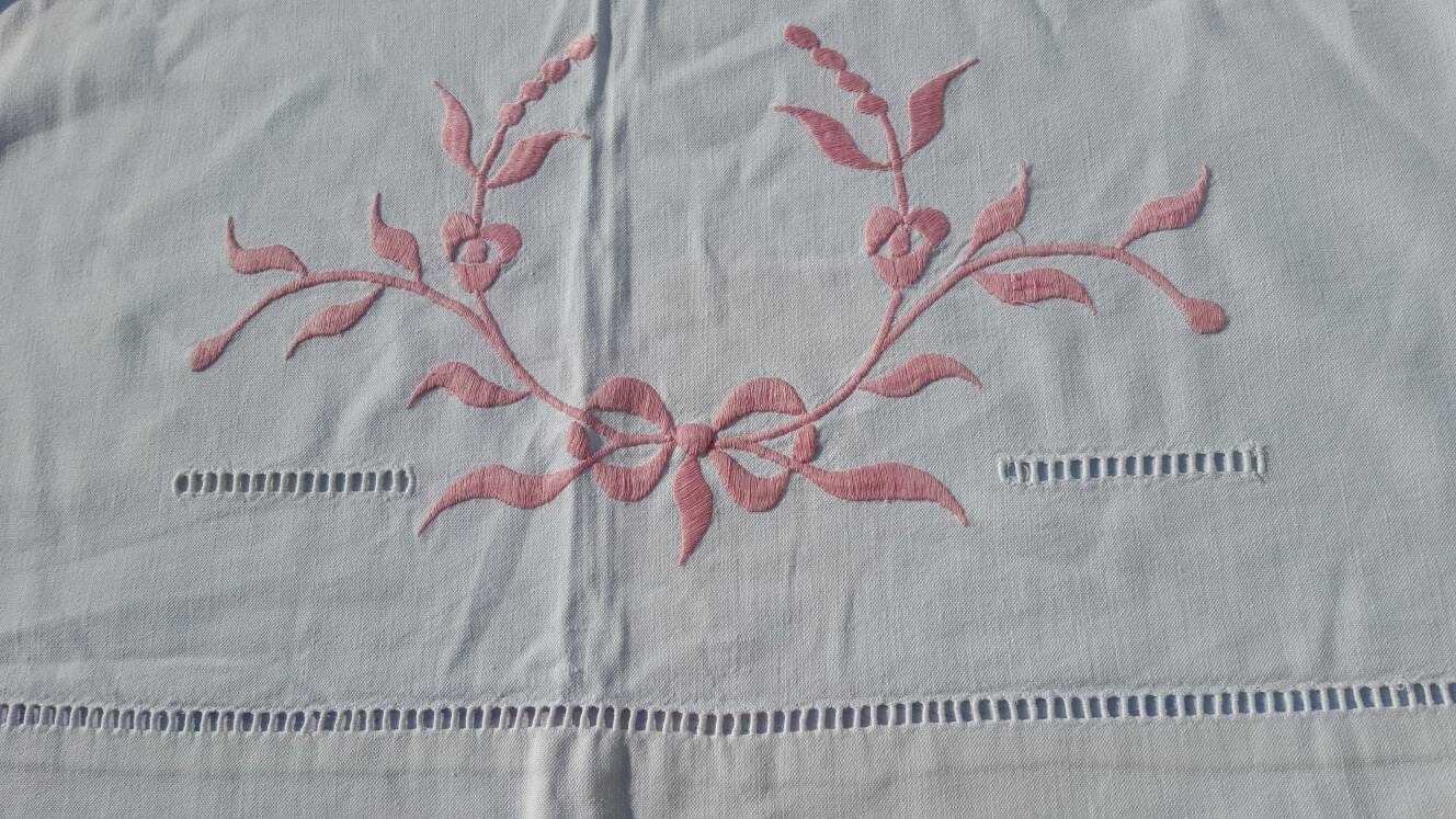 Français Feuille Métisse Vintage Brodée en Rose Ombragé avec Détail de Travail d'échelle