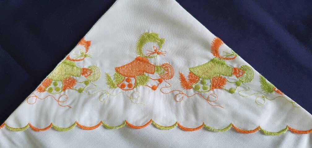 Une Housse Inhabituelle de Taie d'oreiller/Coussin Bébé avec Un Motif Chat et Boule Laine, Français