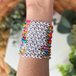 Pulseiras com palavras personalizadas feitas à mão | Nome ou frase personalizada | Pulseira elástica elástica | Miçangas coloridas | Acessório maximalista fofo