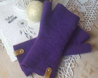 Warme Hand - Stulpen mit Daumen in lila violett aus Wollwalk Strickwalk mit Leder Label Pulswärmer