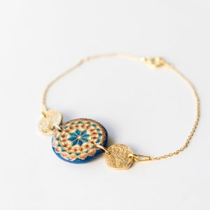 Monreale Armband, aus vergoldeter Bronze und handbemalter Keramik, sizilianische Tradition, handgefertigter Schmuck. Feines Armband mit Kette
