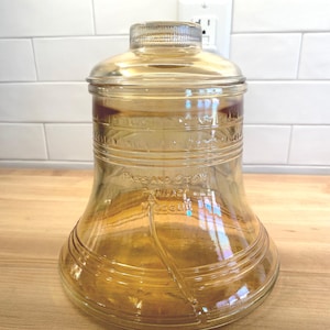 Amberglazen koekjestrommel Liberty Bell, koekjestrommel met reliëfklok van Bartlett Collins 1976
