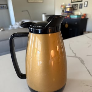 Vintage Thermo-Serv Insulated Carafe, Gold w/Black Handle & Lid for Hot or Cold Beverages 1L (1 Quart)