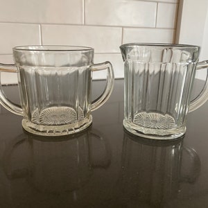 Ensemble sucrier et crémier en verre transparent Hazel Atlas vintage - Fond étoilé avec poignées en « D »