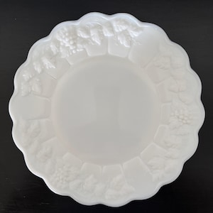 Westmoreland Paneled Traubenmilch Glas 10-1 / 2 &quot;&quot;Speiseteller ** ODER ** Luncheon Plates.&quot;