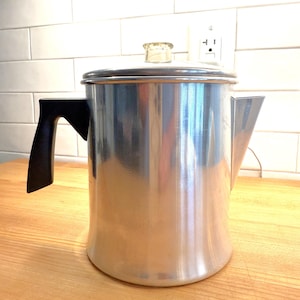 Percolateur vintage de 7 tasses sur la cuisinière en aluminium Mirro