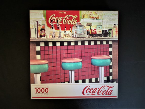 Puzzle Springbok 1000 Pezzi Coca Cola Gameboard - Made In USA, 76,2x61 Cm | Puzzle Adulti Con Pezzi Spessi