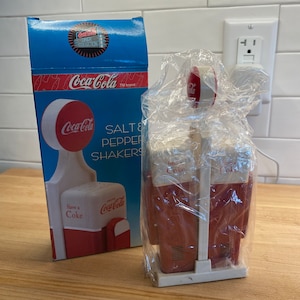 Salero y pimentero de máquina expendedora de Coca-Cola, juego de salero y pimentero con publicidad autorizada de Coca-Cola de 1993, NUEVO en caja