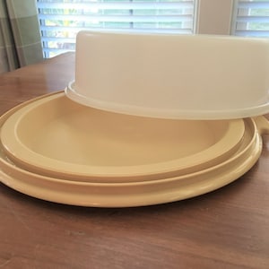 Pojemnik na ciasto Tupperware, Carrier #719-1 – Harvest Gold, biała góra