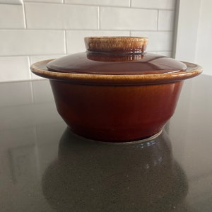 Cocotte ronde avec couvercle anti-égouttement marron, 20 cm (8 po.) Hull vintage
